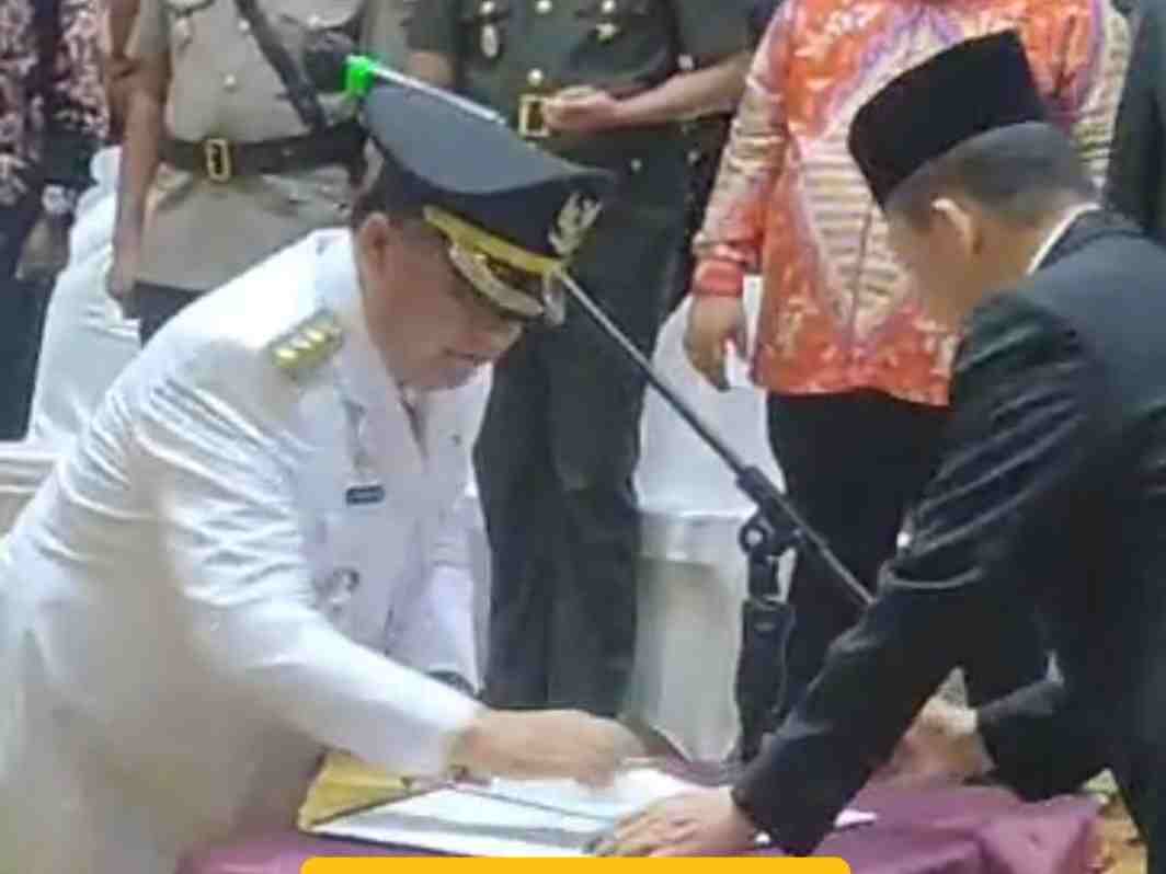 Pj Gubernur Achmad Marzuki Lantik Pj Bupati Aceh Tamiang di Anjung Mon Mata Pj Gubernur Achmad Marzuki Lantik Pj Bupati Aceh Tamiang di Anjung Mon Mata