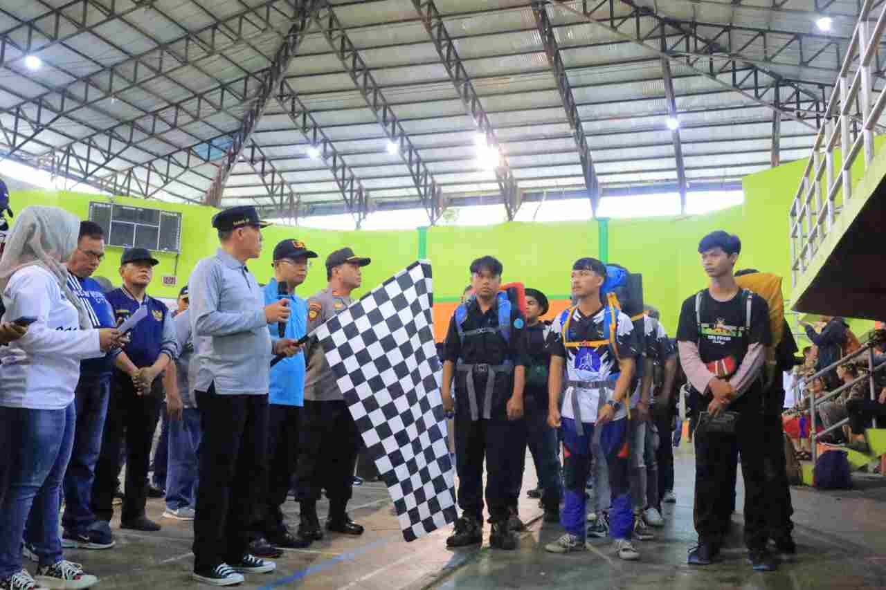 Bupati Sabar AS Lepas Peserta Lomba LAW-Nas Meski Hujan Turun Bupati Sabar AS Lepas Peserta Lomba LAW-Nas Meski Hujan Turun