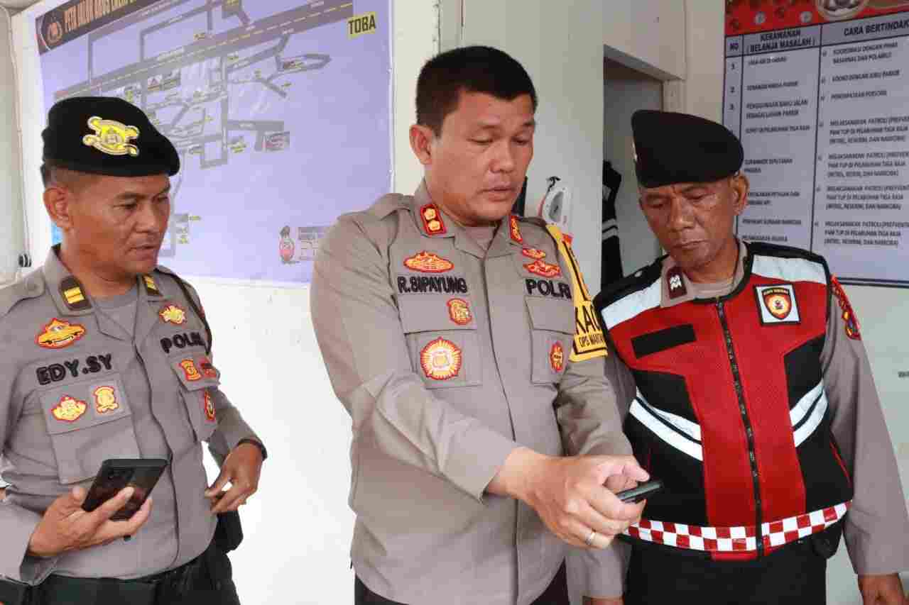 Kapolres Simalungun Pimpin Uji Petik Aplikasi SOT Polri Guna Optimalkan Operasi Lilin Toba 2023 Kapolres Simalungun Pimpin Uji Petik Aplikasi SOT Polri Guna Optimalkan Operasi Lilin Toba 2023