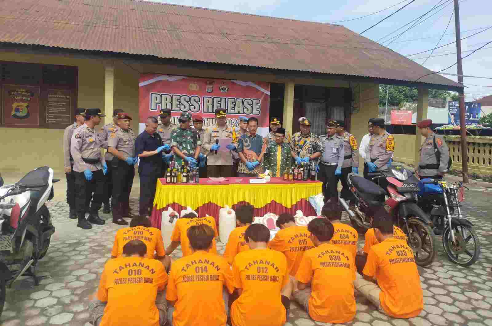 Polres Pesisir Barat Gelar Konferensi Pers Akhir Tahun 2023 Polres Pesisir Barat Gelar Konferensi Pers Akhir Tahun 2023