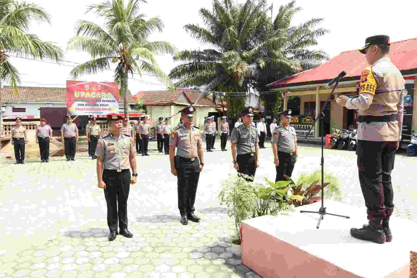 Kapolres Pesisir Barat Pimpin Upacara Kenaikan Pangkat Perwira dan Bintara Kapolres Pesisir Barat Pimpin Upacara Kenaikan Pangkat Perwira dan Bintara