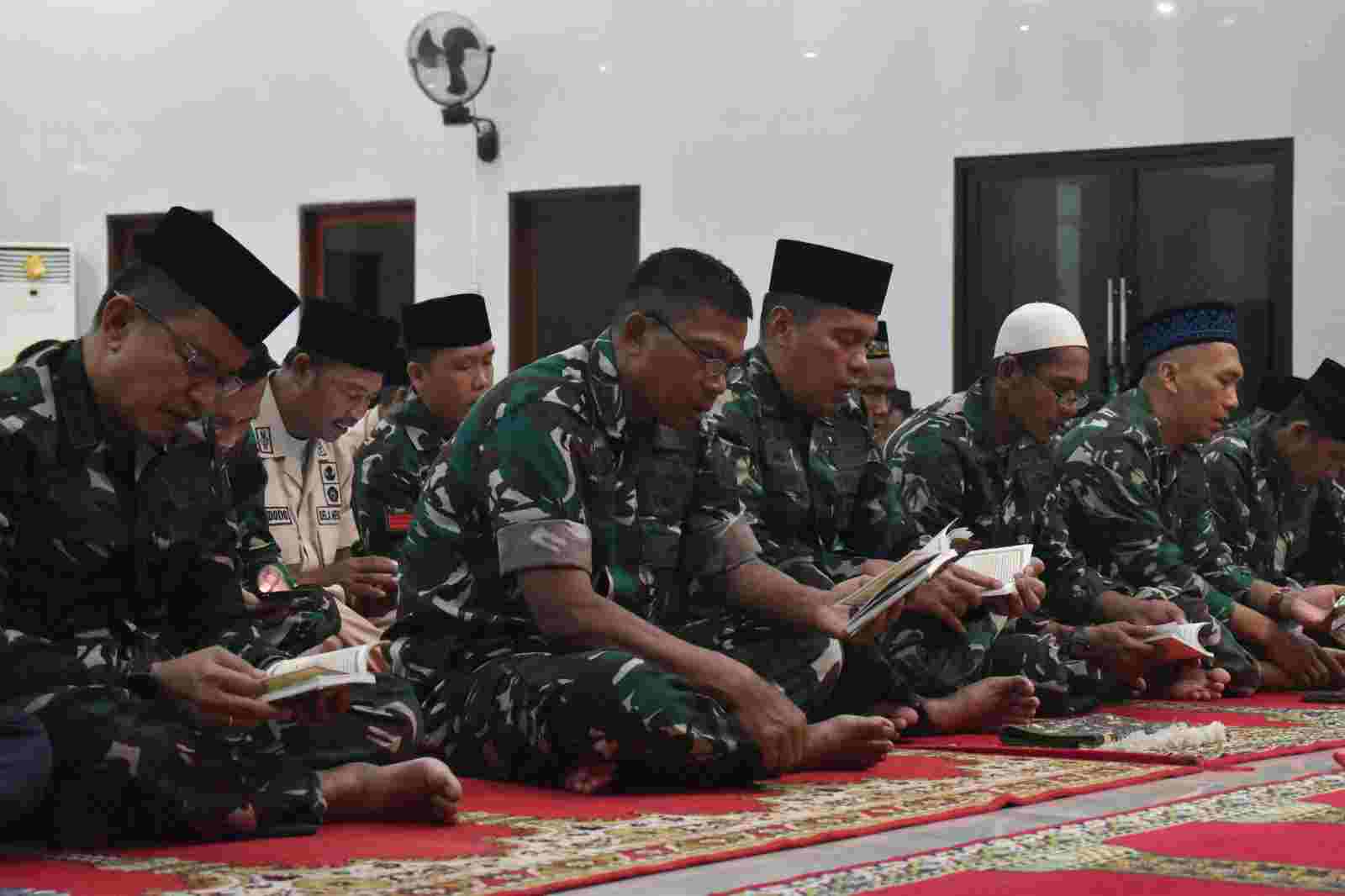Jelang Pergantian Akhir Tahun 2023, Prajurit dan PNS Korem 043/Gatam Do’a Bersama Jelang Pergantian Akhir Tahun 2023, Prajurit dan PNS Korem 043/Gatam Do’a Bersama
