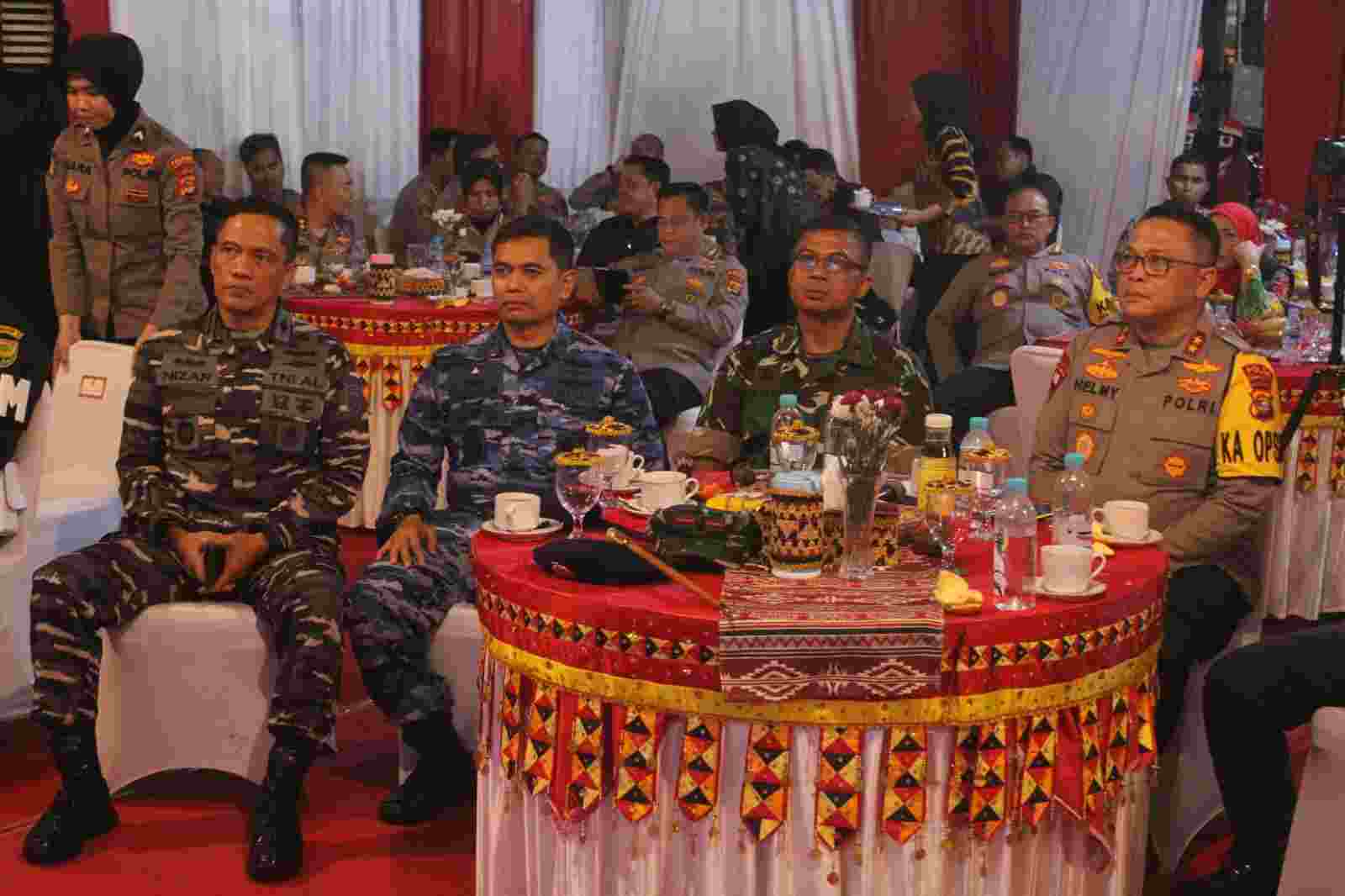 Bersama Forkopimda, Danrem Pantau Situasi Kamtibmas Malam Pergantian Tahun Baru 2024 Bersama Forkopimda, Danrem Pantau Situasi Kamtibmas Malam Pergantian Tahun Baru 2024