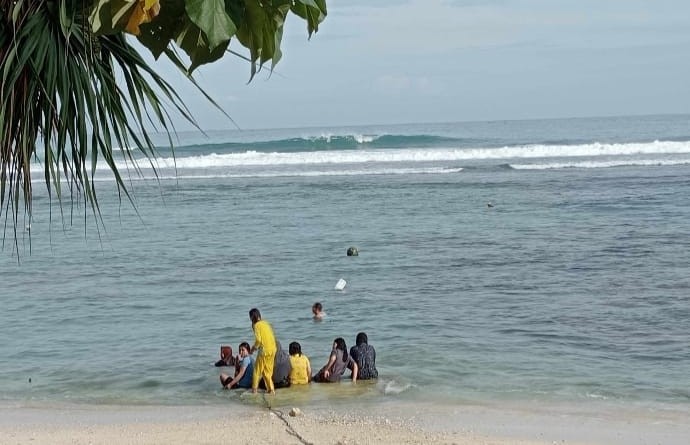 Malam Pergantian Hingga Tahun Baru, Pantai Pengubaian Ramai Dikunjungi Wisatawan Malam Pergantian Hingga Tahun Baru, Pantai Pengubaian Ramai Dikunjungi Wisatawan