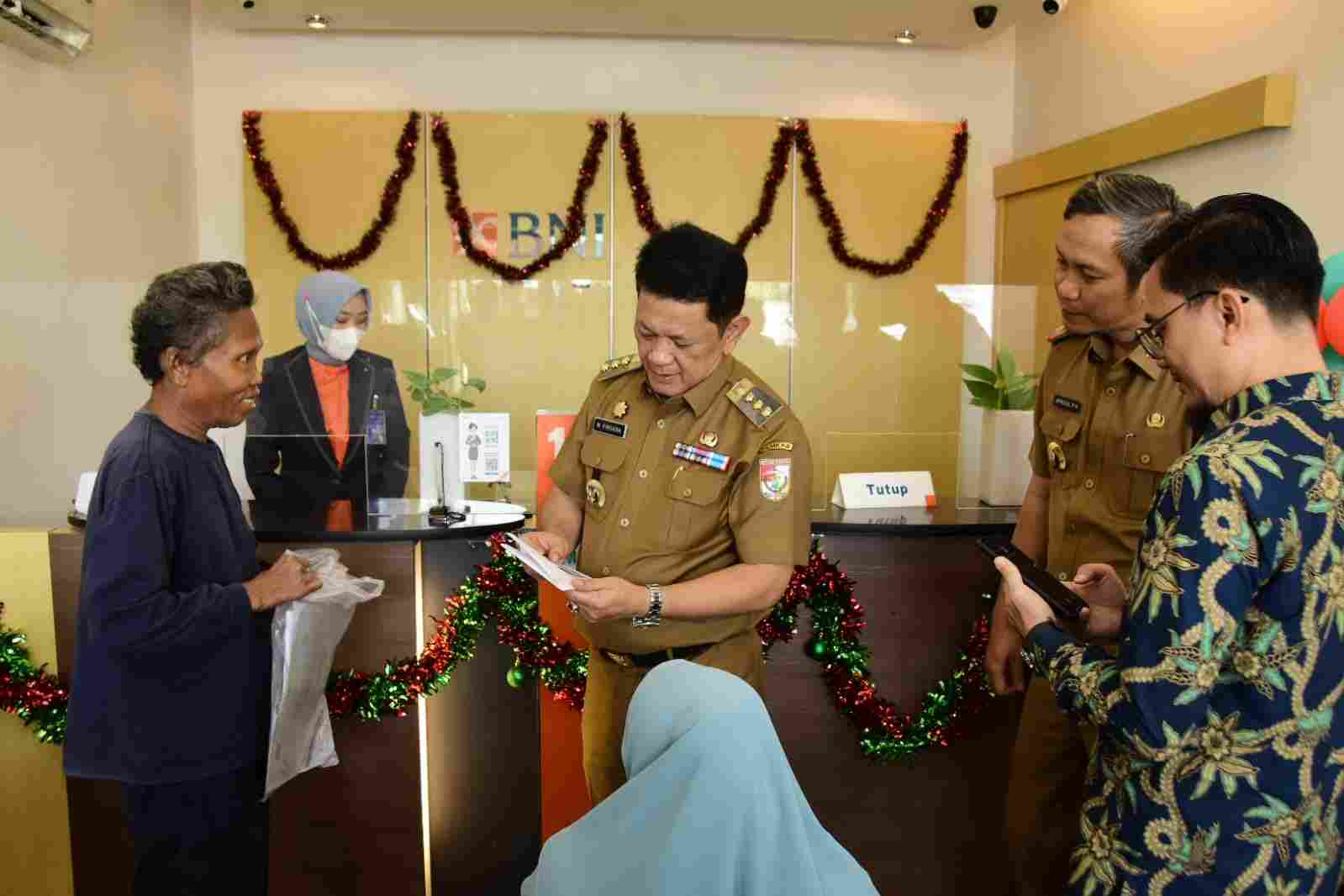 Pj Bupati M. Firsada Tinjau Langsung Penyaluran Bantuan Program Mantra Pj Bupati M. Firsada Tinjau Langsung Penyaluran Bantuan Program Mantra