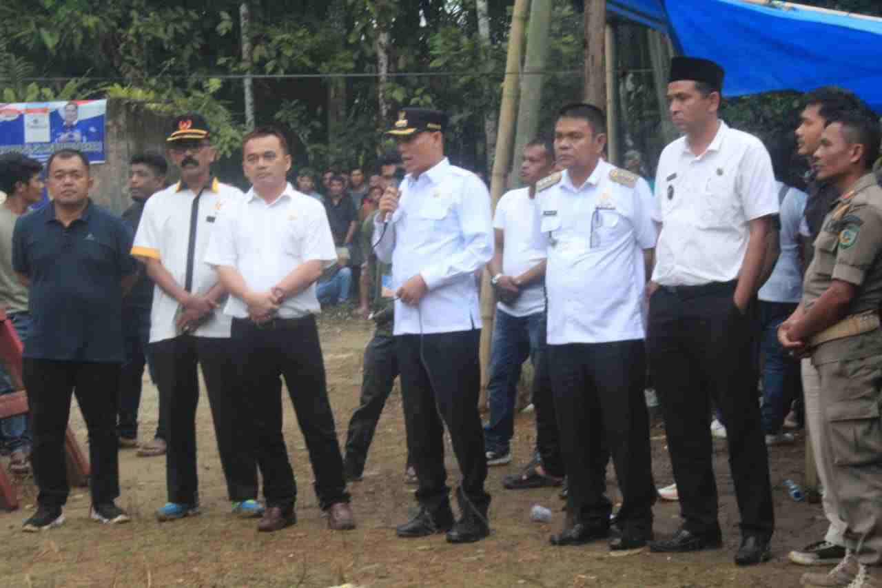 Pemerintah Ada, Sabar AS Tinjau Lokasi Bencana dari Pagi Hingga Malam Pemerintah Ada, Sabar AS Tinjau Lokasi Bencana dari Pagi Hingga Malam