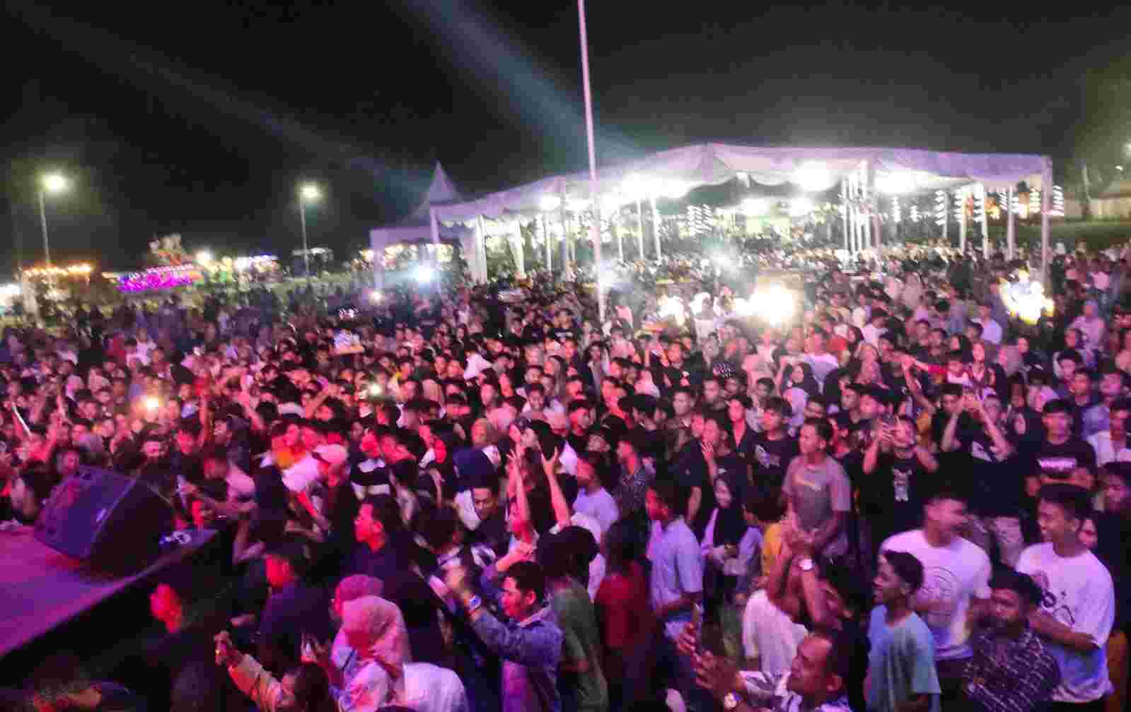 Masyarakat Berduyun Duyun Saksikan Hiburan di Malam Puncak Perayaan Hari Jadi ke-20 Sergai Masyarakat Berduyun Duyun Saksikan Hiburan di Malam Puncak Perayaan Hari Jadi ke-20 Sergai