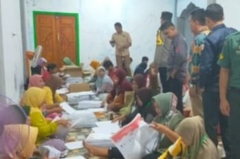 Kapolres Kaur Pastikan Pelipatan Surat Suara Lancar dan Aman Kapolres Kaur Pastikan Pelipatan Surat Suara Lancar dan Aman