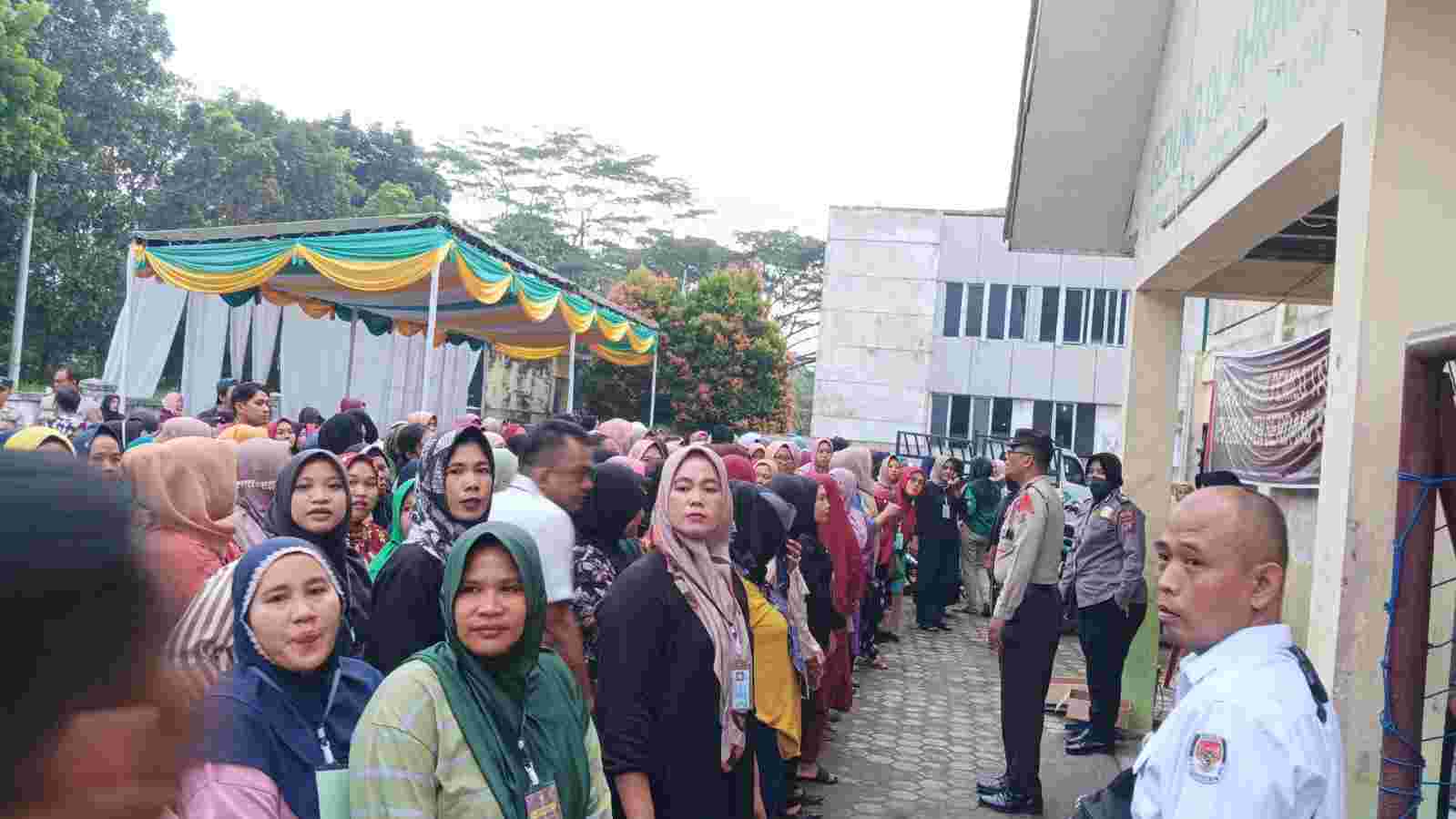 Personil Polres Sergai Amankan Proses Pelipatan Surat Suara Personil Polres Sergai Amankan Proses Pelipatan Surat Suara