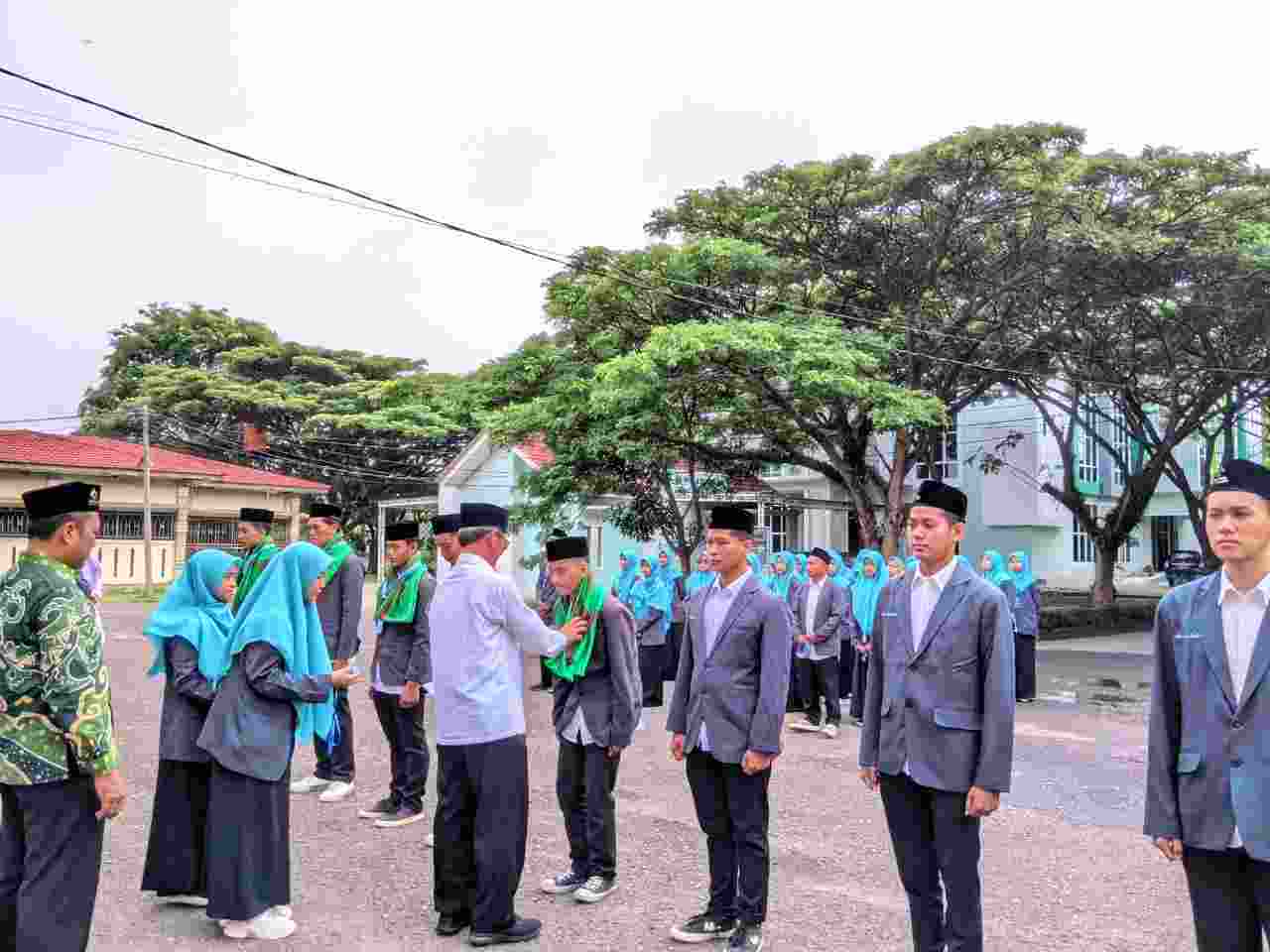 65 Mahasantri Ma’had Al-Jami’ah Siap Mengabdi kepada Masyarakat 65 Mahasantri Ma’had Al-Jami’ah Siap Mengabdi kepada Masyarakat