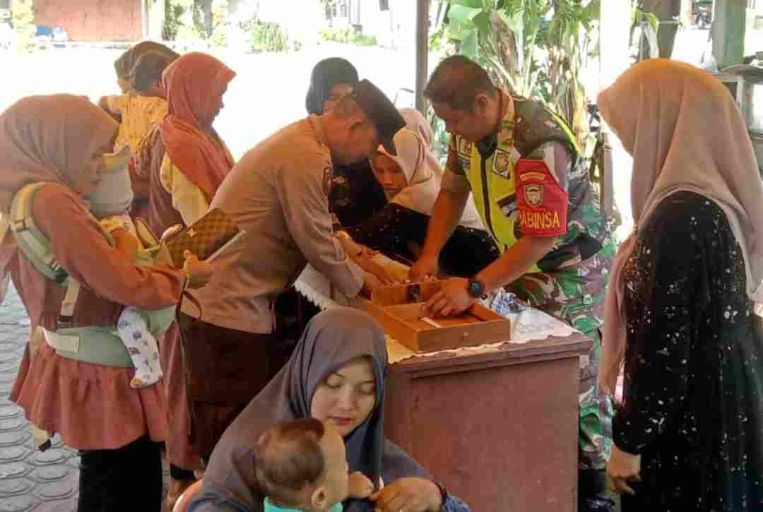 Koptu Andre dan Bripka Ade Terjun Langsung di Posyandu Desa Tanah Terban Koptu Andre dan Bripka Ade Terjun Langsung di Posyandu Desa Tanah Terban