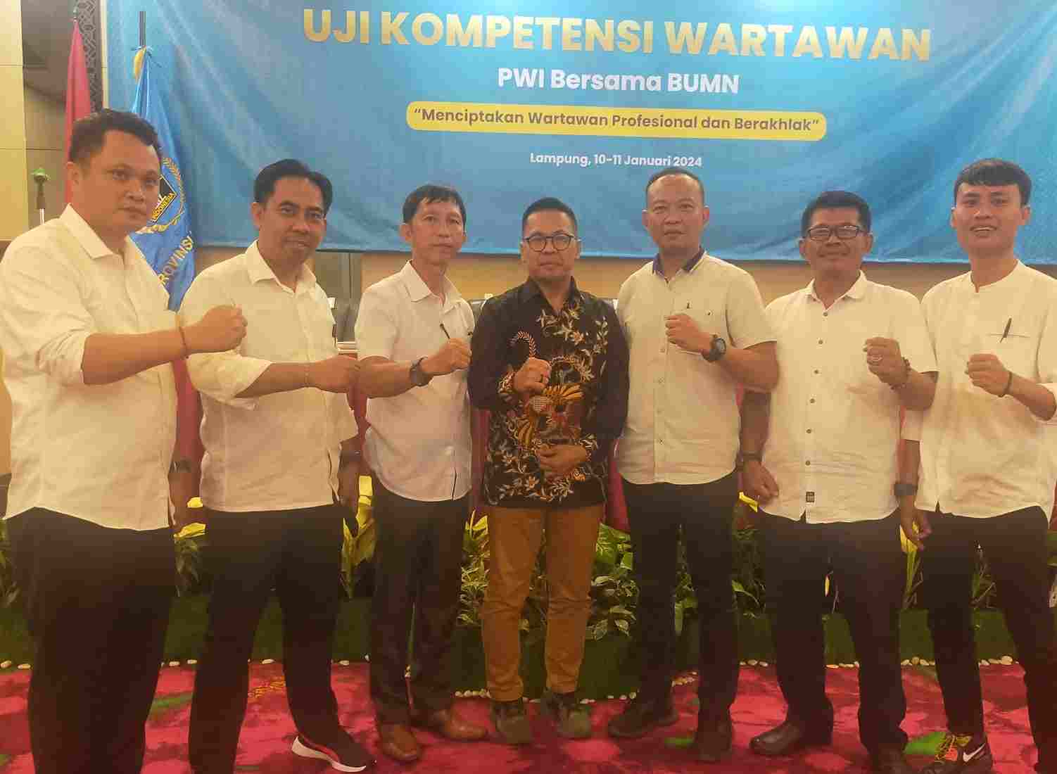 Mata Aimasho Kakanda Firdaus Komar Mata Aimasho Kakanda Firdaus Komar