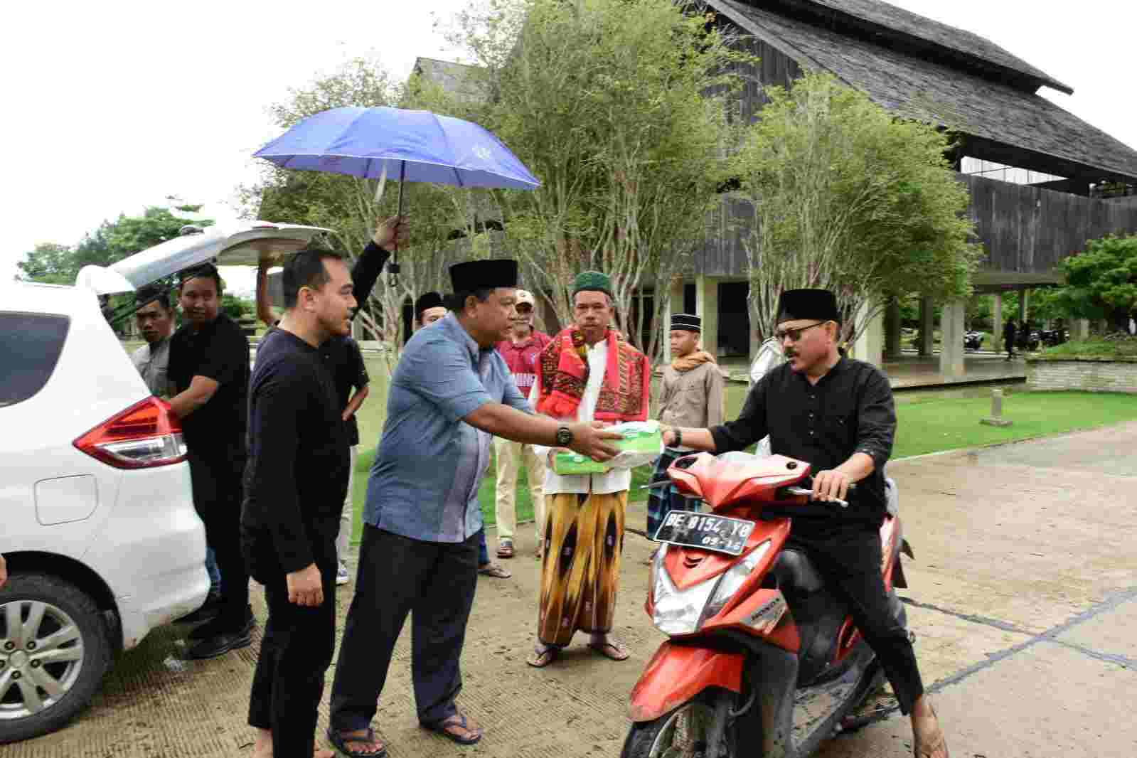 Bhakti Sosial, Geber Bagikan 150 Nasi Kotak di Islamic Center Tubaba Bhakti Sosial, Geber Bagikan 150 Nasi Kotak di Islamic Center Tubaba