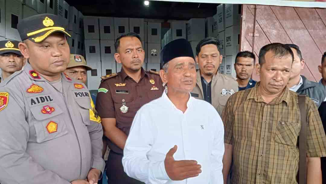 Pj Bupati Aceh Timur dan Forkopimda Pantau Pelipatan Surat Suara Pj Bupati Aceh Timur dan Forkopimda Pantau Pelipatan Surat Suara