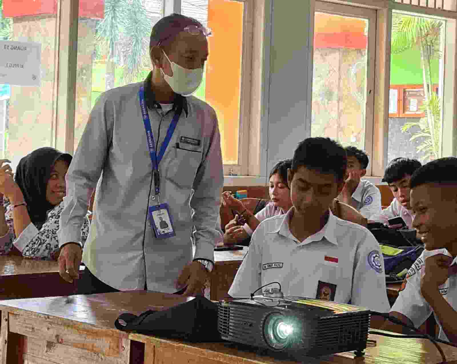 Dosen IIB Darmajaya Beri Pelatihan Jurnalistik di SMKN 8 Bandarlampung Dosen IIB Darmajaya Beri Pelatihan Jurnalistik di SMKN 8 Bandarlampung