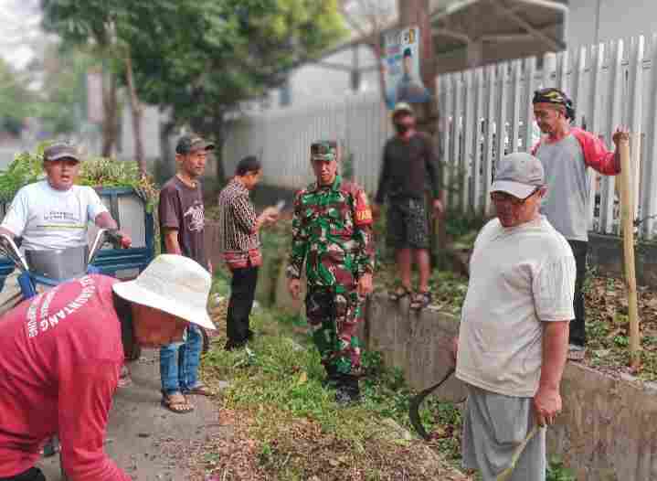 Bersinergi, Babinsa Jajaran Kodim 0410/KBL Laksanakan Gotong-royong Pembersihan Lingkungan Bersinergi, Babinsa Jajaran Kodim 0410/KBL Laksanakan Gotong-royong Pembersihan Lingkungan