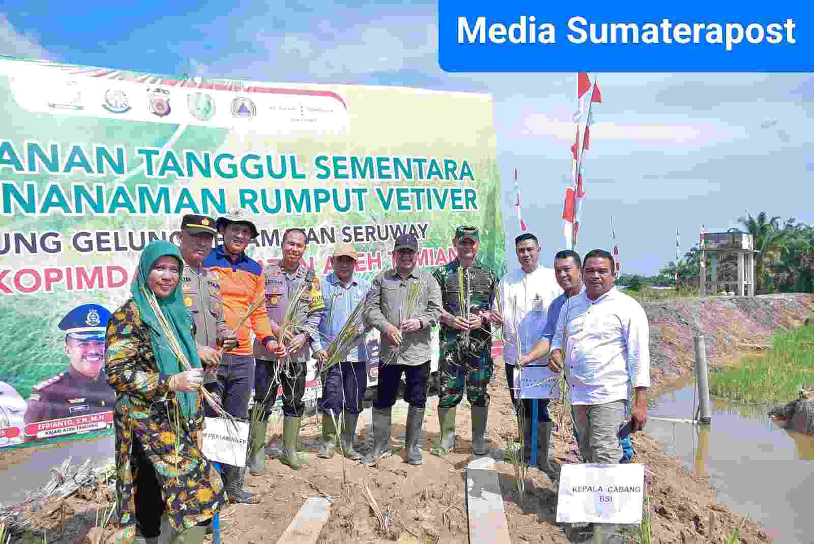 Dandim Letkol Inf Andi Ariyanto Bersama Forkopimda Tanam Rumput Vetiver di Kec. Seruway Dandim Letkol Inf Andi Ariyanto Bersama Forkopimda Tanam Rumput Vetiver di Kec. Seruway