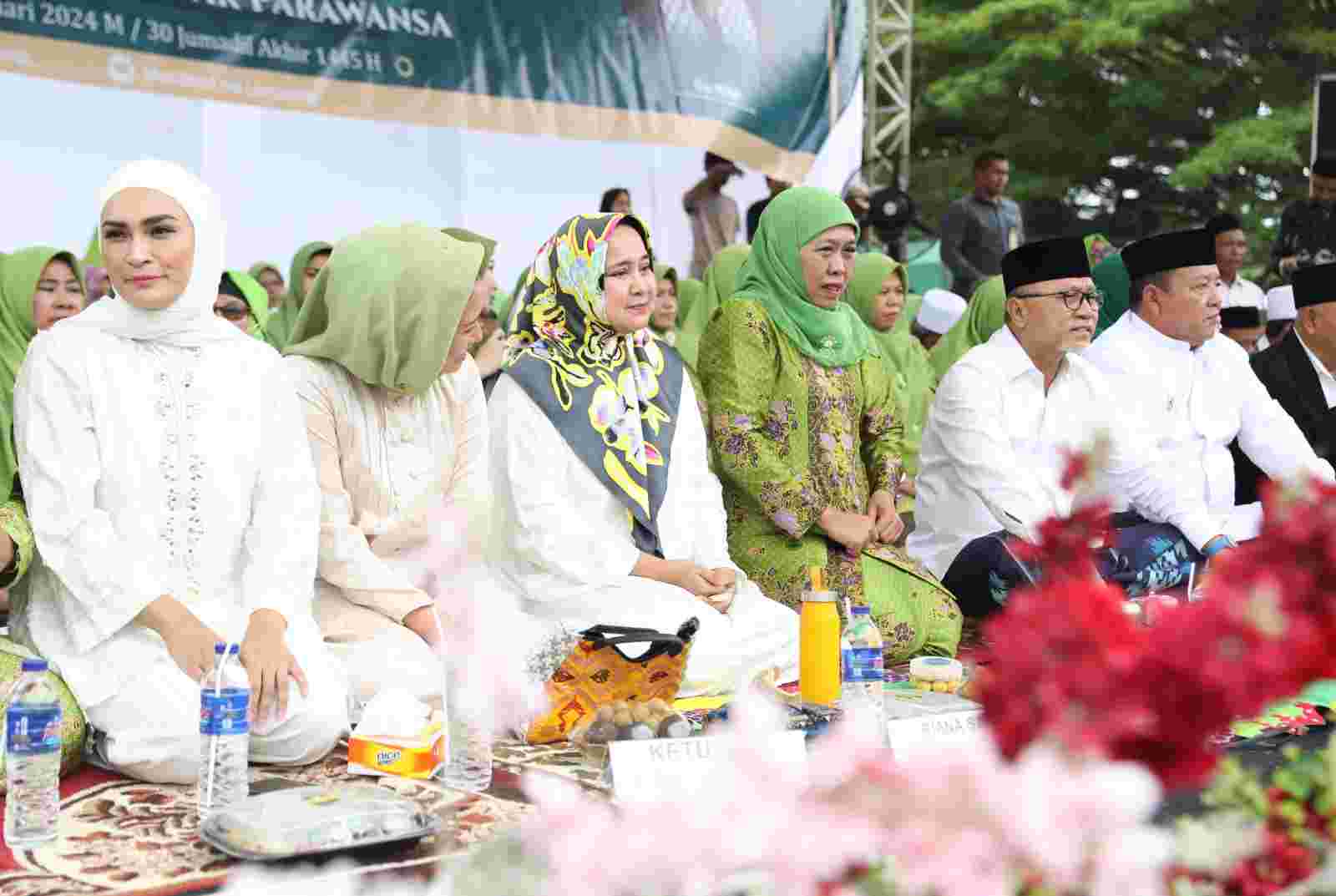 Arinal dan Ibu Riana Bersama Khofifah Indar Parawansa dan Zulkifli Hasan Hadiri Pengajian Akbar Arinal dan Ibu Riana Bersama Khofifah Indar Parawansa dan Zulkifli Hasan Hadiri Pengajian Akbar