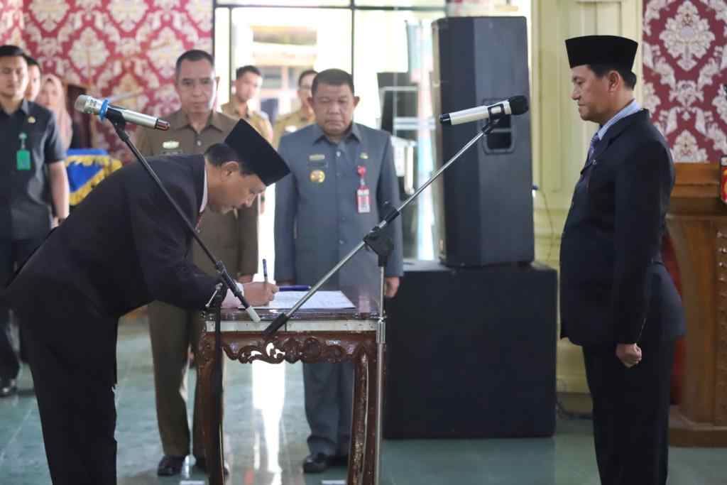 Adi Utama Resmi Dilantik Nukman Sebagai Pj. Sekda Lampung Barat Adi Utama Resmi Dilantik Nukman Sebagai Pj. Sekda Lampung Barat