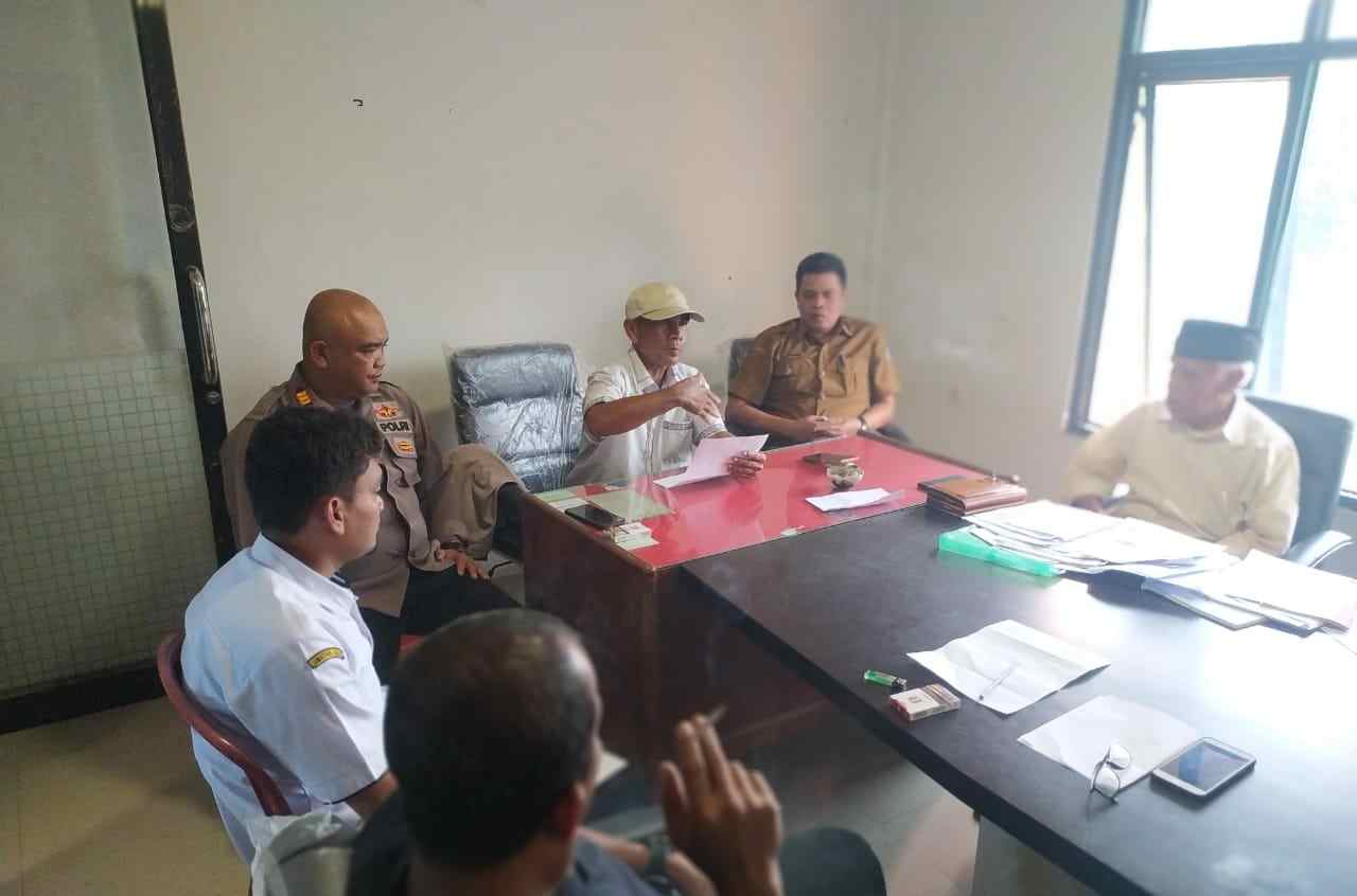 Masyarakat Nagari Halaban Padati Kantor Wali Nagari, Menuntut H. Baidar Turun dari Ketua KAN Masyarakat Nagari Halaban Padati Kantor Wali Nagari, Menuntut H. Baidar Turun dari Ketua KAN