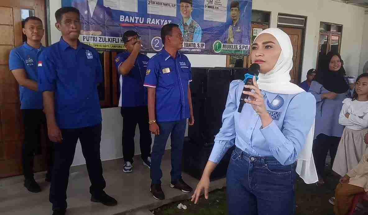 Bak Idola, Putri Zulhas Disambut Antusia Warga Perumahan Kampung Siger Bernung Bak Idola, Putri Zulhas Disambut Antusia Warga Perumahan Kampung Siger Bernung