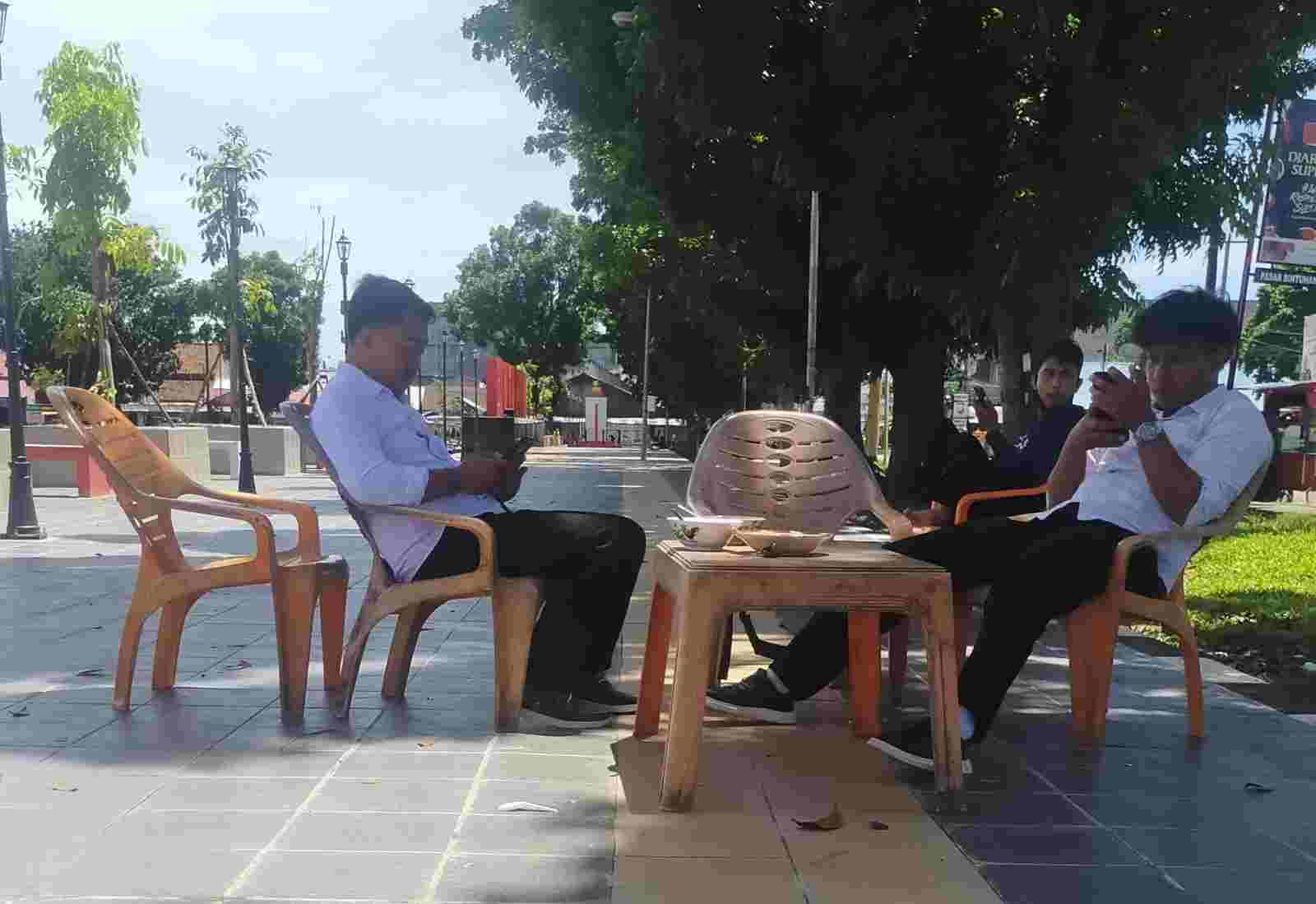 Berjualan Demi Membantu Ekonomi Keluarga Berjualan Demi Membantu Ekonomi Keluarga