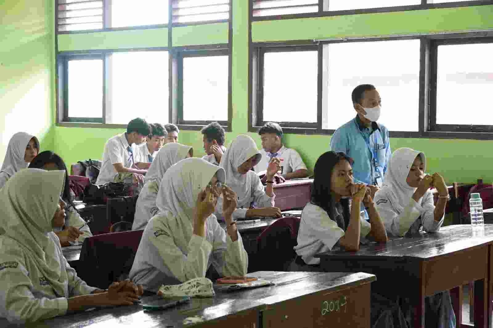 Dosen Prodi Manajemen IIB Darmajaya ini Beri Materi Public Speaking di SMAN 6 Bandarlampung Dosen Prodi Manajemen IIB Darmajaya ini Beri Materi Public Speaking di SMAN 6 Bandarlampung