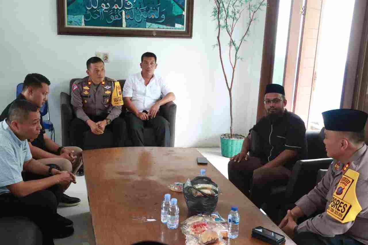 Polres Simalungun Silaturahmi & Salurkan Paket Sembako ke Pesantren Al Baroqah Polres Simalungun Silaturahmi & Salurkan Paket Sembako ke Pesantren Al Baroqah