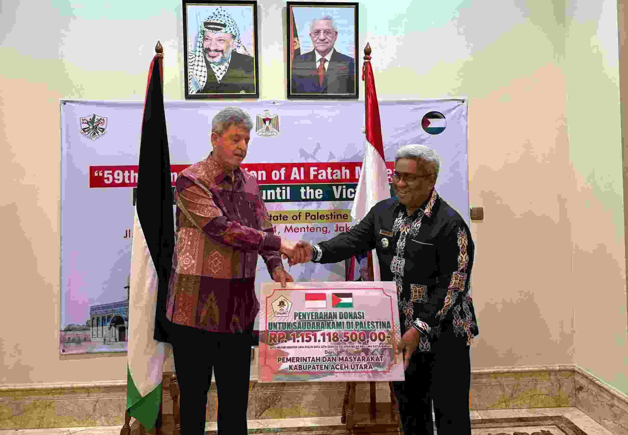 Dr Mahyuzar Serahkan Sumbangan Rp 1,15 M Melalui Dubes Palestina Dr Mahyuzar Serahkan Sumbangan Rp 1,15 M Melalui Dubes Palestina