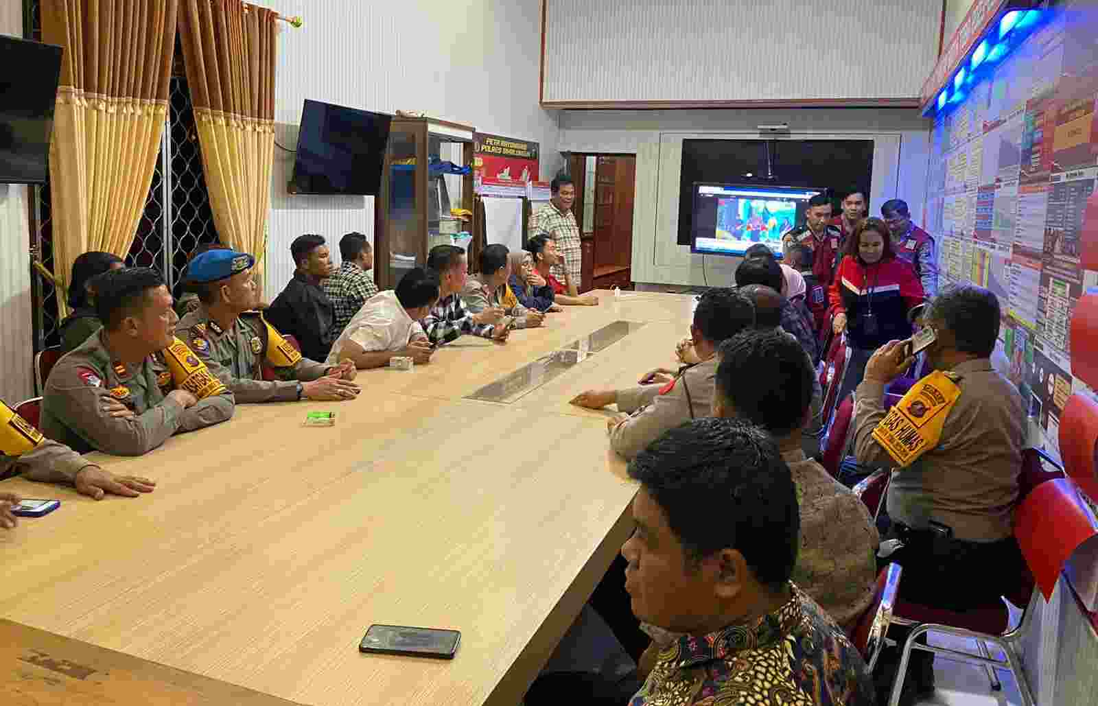 Kapolres Simalungun Nobar “Jogja Asyik, Jogja Bermusik untuk Indonesia Apik” Kapolres Simalungun Nobar “Jogja Asyik, Jogja Bermusik untuk Indonesia Apik”