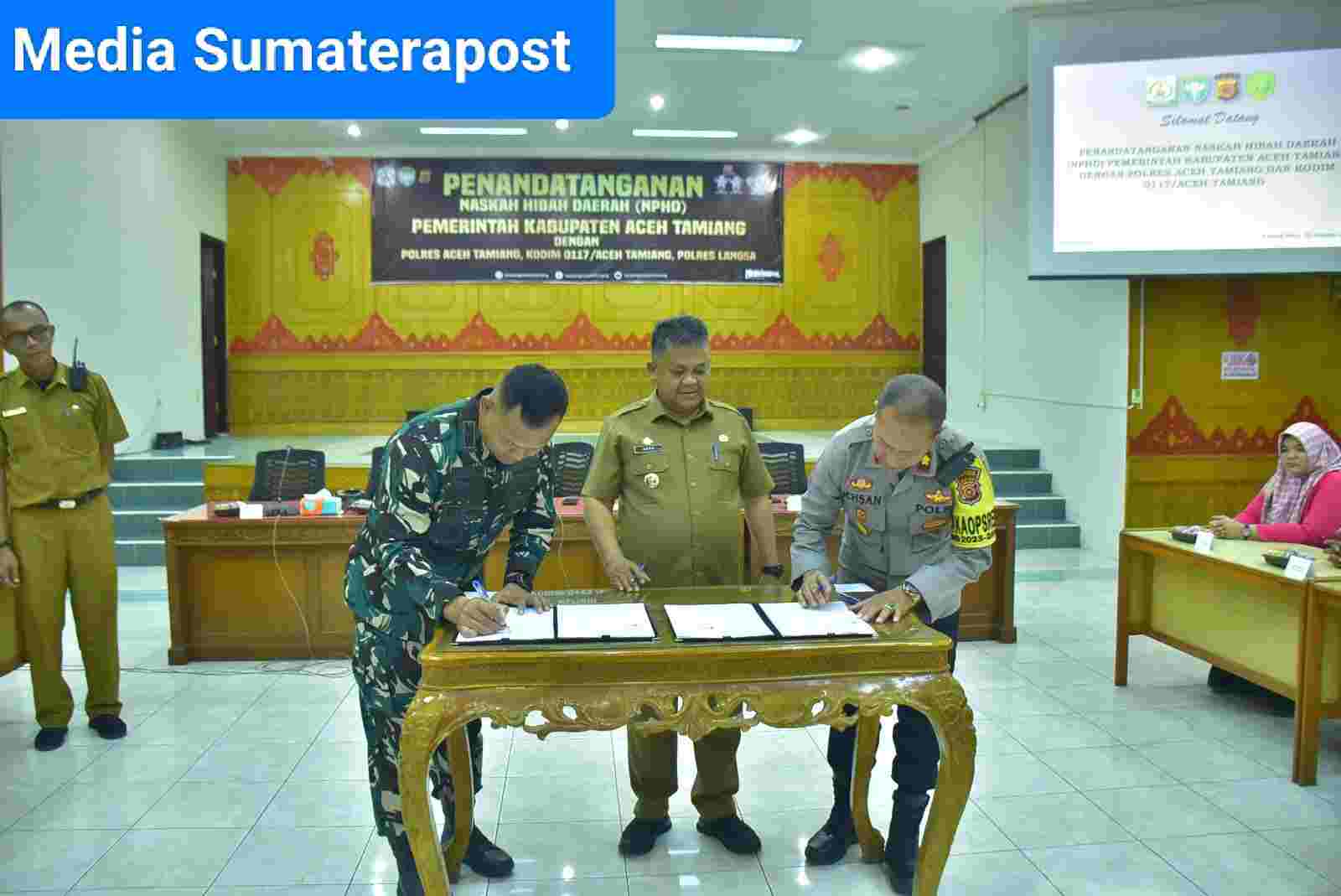 Penandatanganan NPHD Pemkab Aceh Tamiang dengan Polres dan Dandim 0117 Penandatanganan NPHD Pemkab Aceh Tamiang dengan Polres dan Dandim 0117