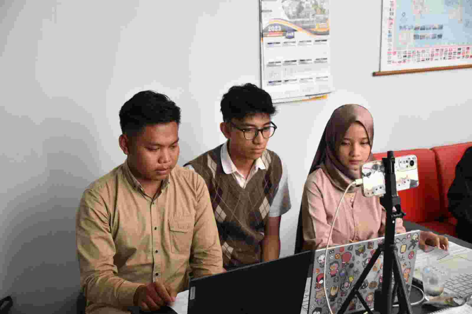 Mahasiswa Prodi Sistem Informasi Darmajaya Best Team dan Best Poster Mahasiswa Prodi Sistem Informasi Darmajaya Best Team dan Best Poster