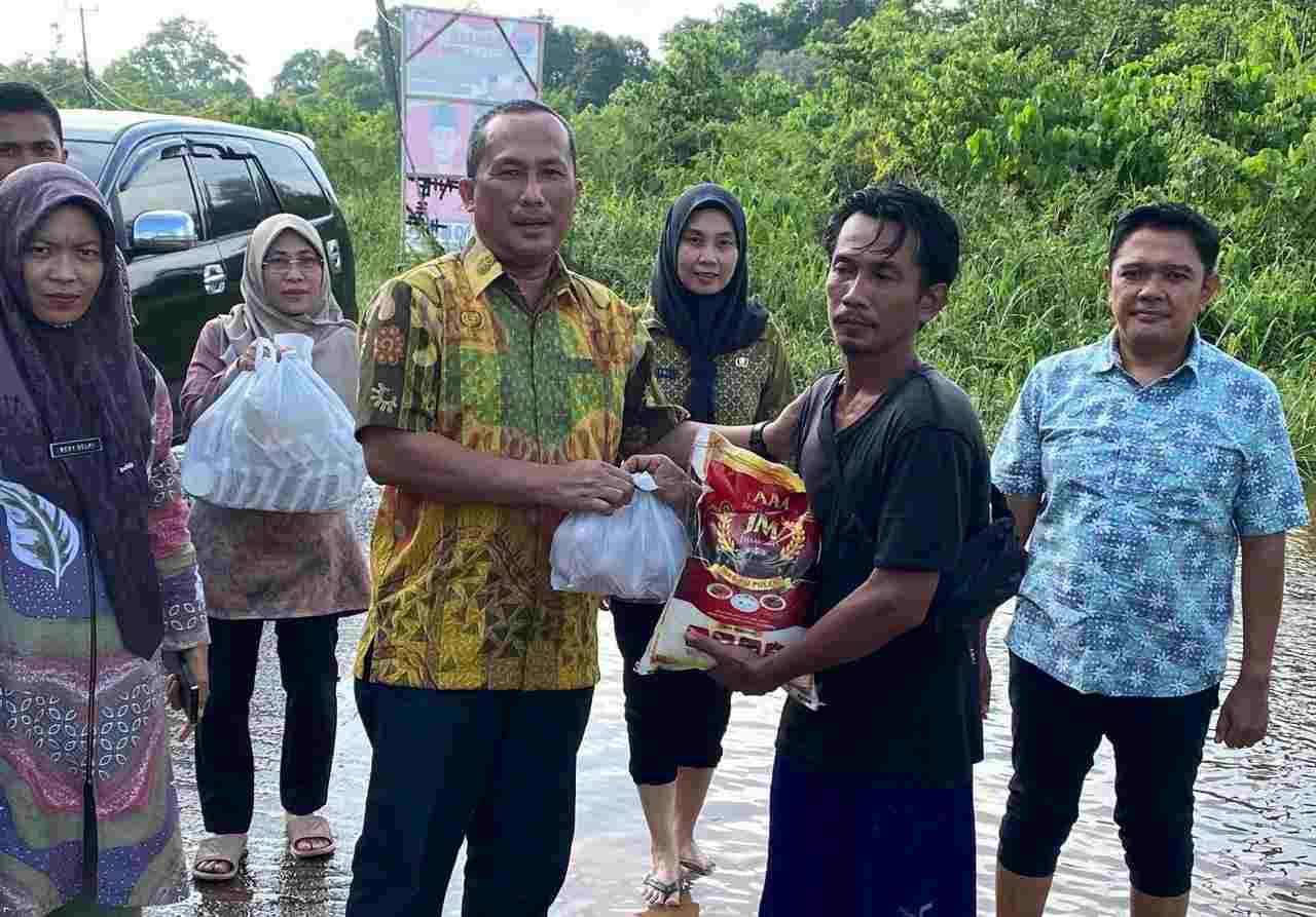 Dinkes Muba Terjunkan Puluhan Paket Sembako Dinkes Muba Terjunkan Puluhan Paket Sembako