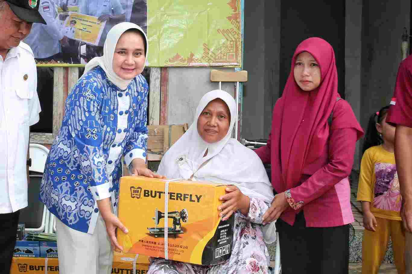 Ibu Riana Sari Serahkan Bantuan Mesin Jahit kepada Kelompok UEP Rejo Maju Bersama Ibu Riana Sari Serahkan Bantuan Mesin Jahit kepada Kelompok UEP Rejo Maju Bersama