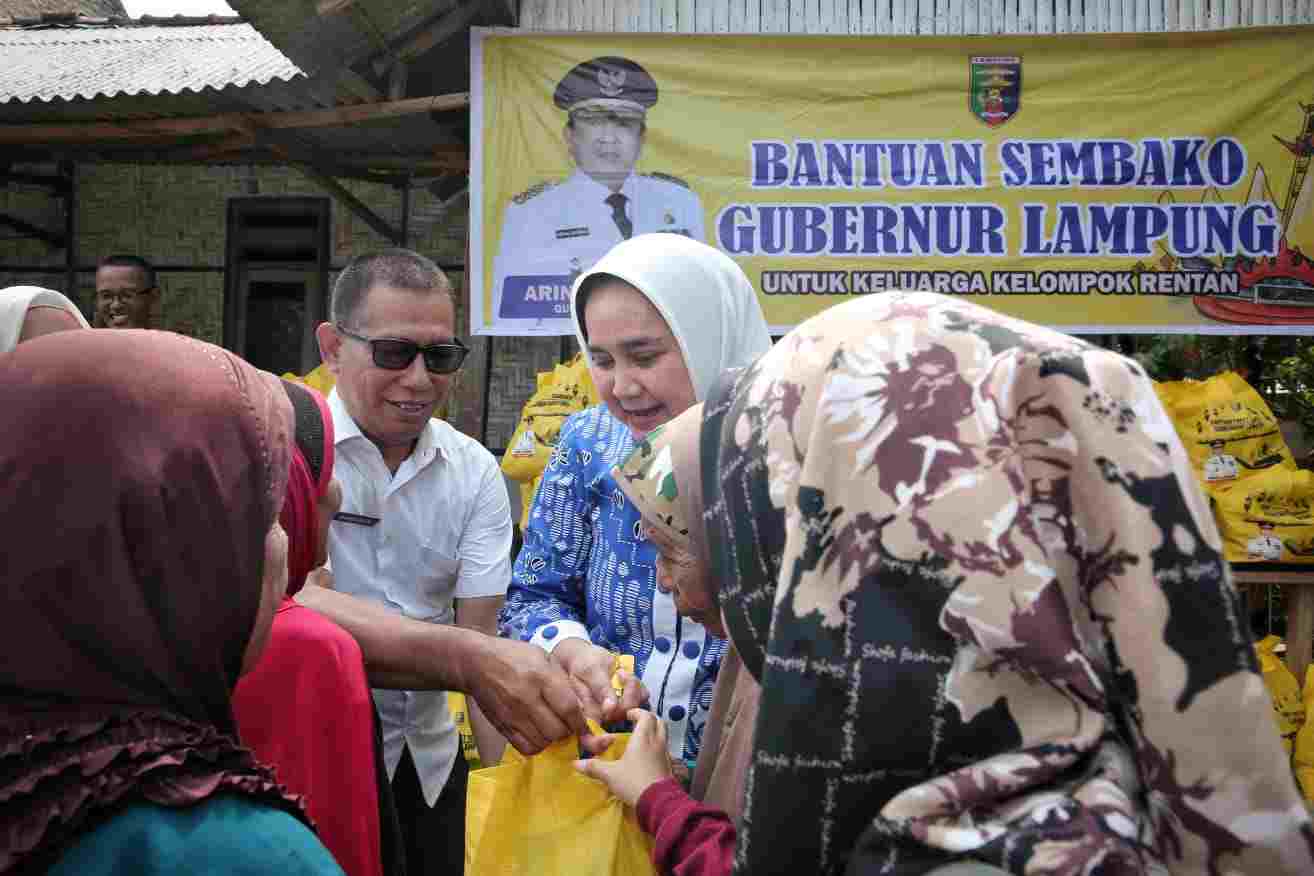 Ibu Riana Sari Bagikan Bantuan Sembako kepada Masyarakat dari KKR di Desa Trimulyo Ibu Riana Sari Bagikan Bantuan Sembako kepada Masyarakat dari KKR di Desa Trimulyo