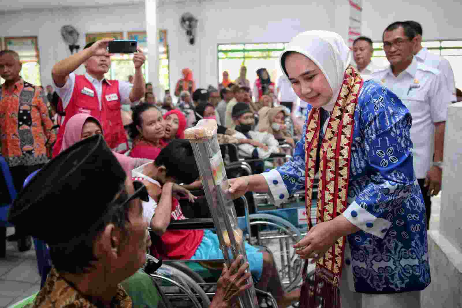 Ketum PKDL Riana Sari Serahkan Bantuan Kursi Roda, Alat Bantu Jalan dan Alat Bantu Dengar kepada Penyandang Disabilitas Ketum PKDL Riana Sari Serahkan Bantuan Kursi Roda, Alat Bantu Jalan dan Alat Bantu Dengar kepada Penyandang Disabilitas