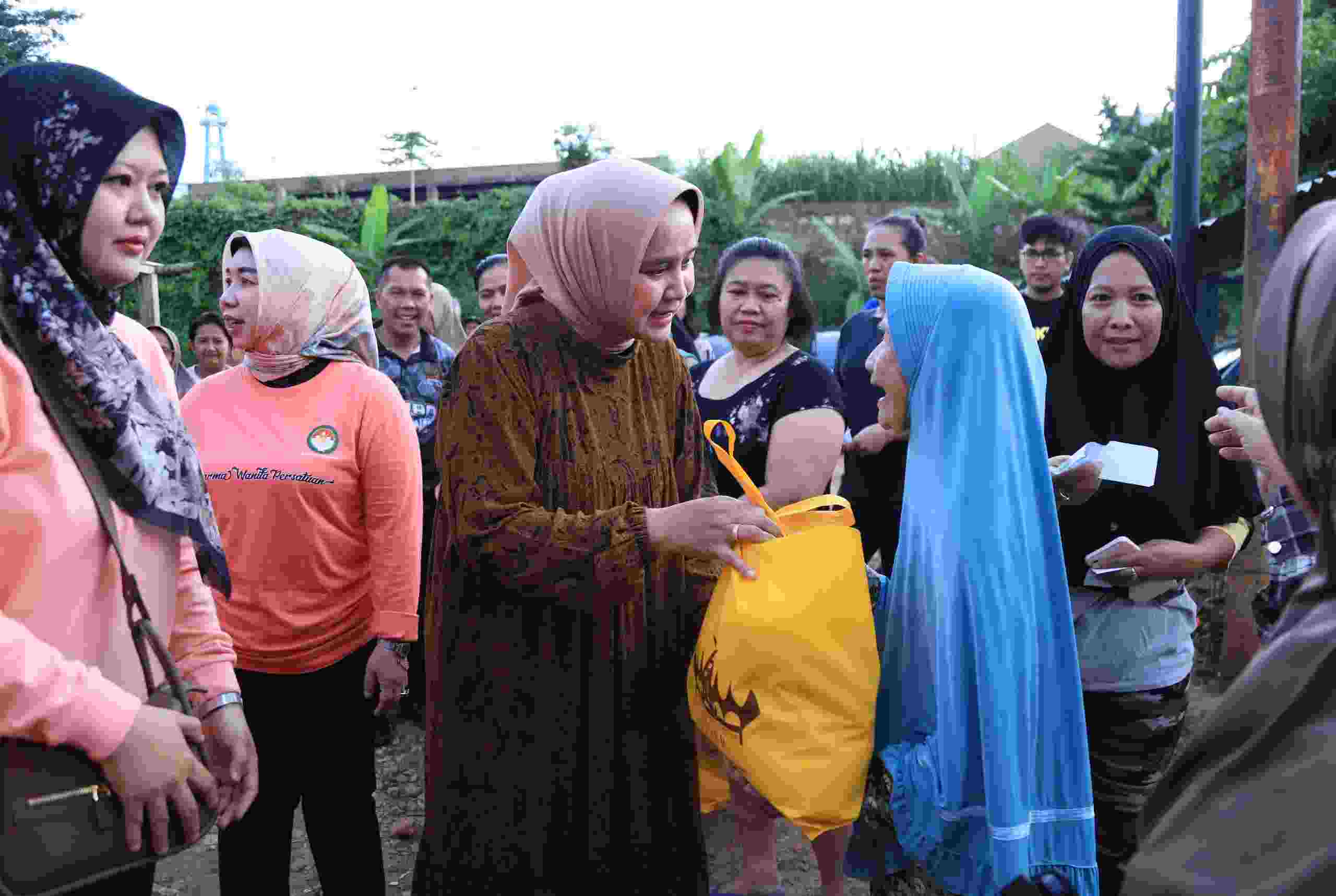 Ibu Riana Sari Salurkan Bantuan Sembako Program Gerakan Siger kepada Masyarakat Ibu Riana Sari Salurkan Bantuan Sembako Program Gerakan Siger kepada Masyarakat