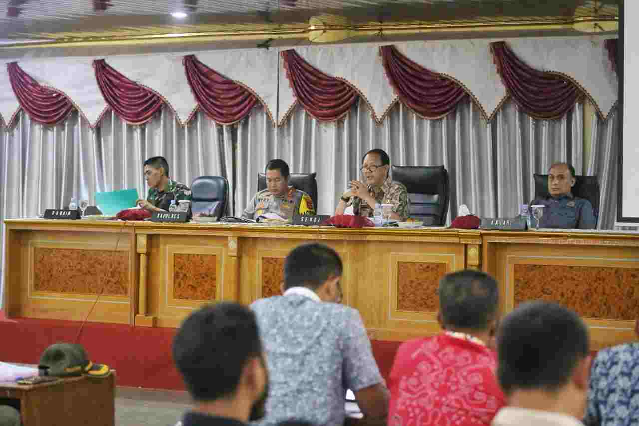 Sekda Drs. Adi Utama Buka Rakor Tim Desk Pemilu dan Pilkada Serentak 2024 Sekda Drs. Adi Utama Buka Rakor Tim Desk Pemilu dan Pilkada Serentak 2024