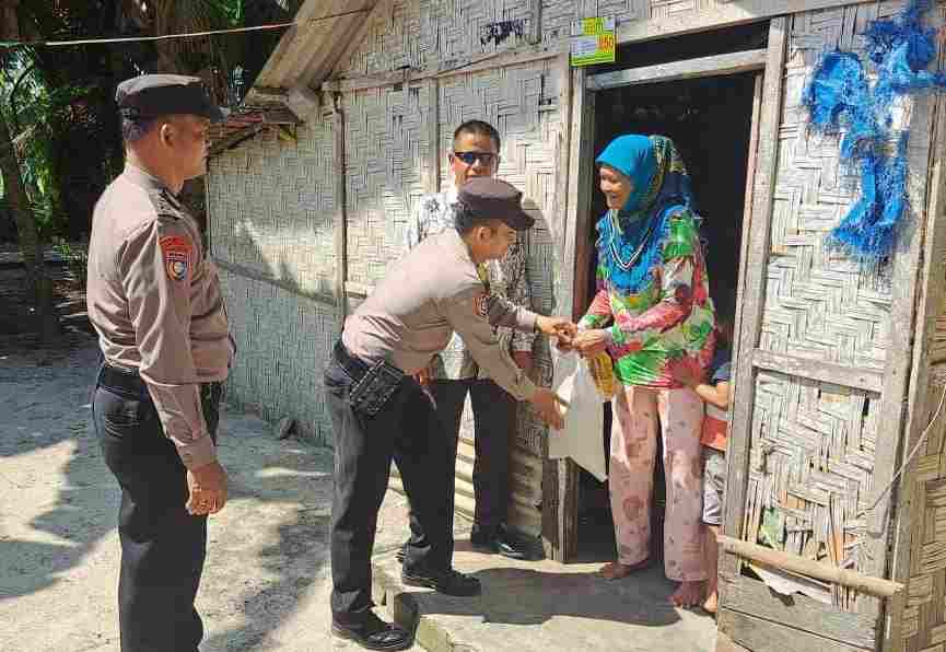 Jum’at Barokah, Polsek Teluk Mengkudu Membantu Warga Kurang Mampu Jum’at Barokah, Polsek Teluk Mengkudu Membantu Warga Kurang Mampu