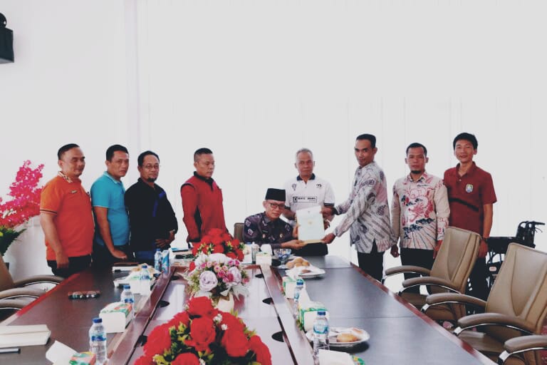 Bupati Kaur Serahkan Hibah Lahan ke Pemdes Bandu Agung Bupati Kaur Serahkan Hibah Lahan ke Pemdes Bandu Agung