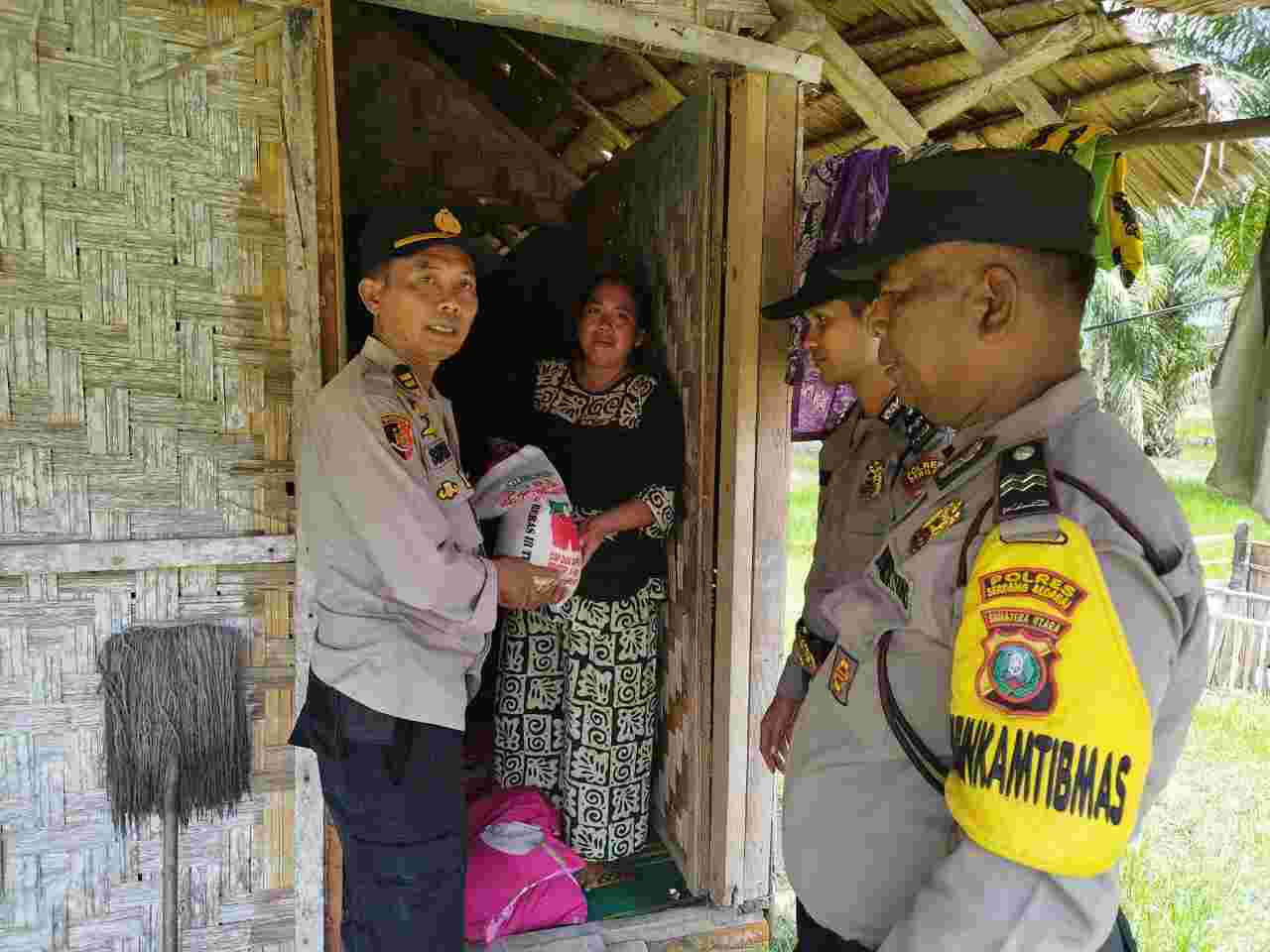 Respon Positif dari Masyarakat, Polsek Tanjung Beringin Bagikan 50 Paket Sembako Respon Positif dari Masyarakat, Polsek Tanjung Beringin Bagikan 50 Paket Sembako