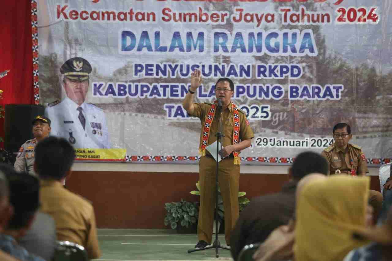 Hadiri Musrenbang, Ketua PLB Usulkan Pusat Oleh-oleh, Ini Tanggapan Pj. Bupati Lambar Hadiri Musrenbang, Ketua PLB Usulkan Pusat Oleh-oleh, Ini Tanggapan Pj. Bupati Lambar
