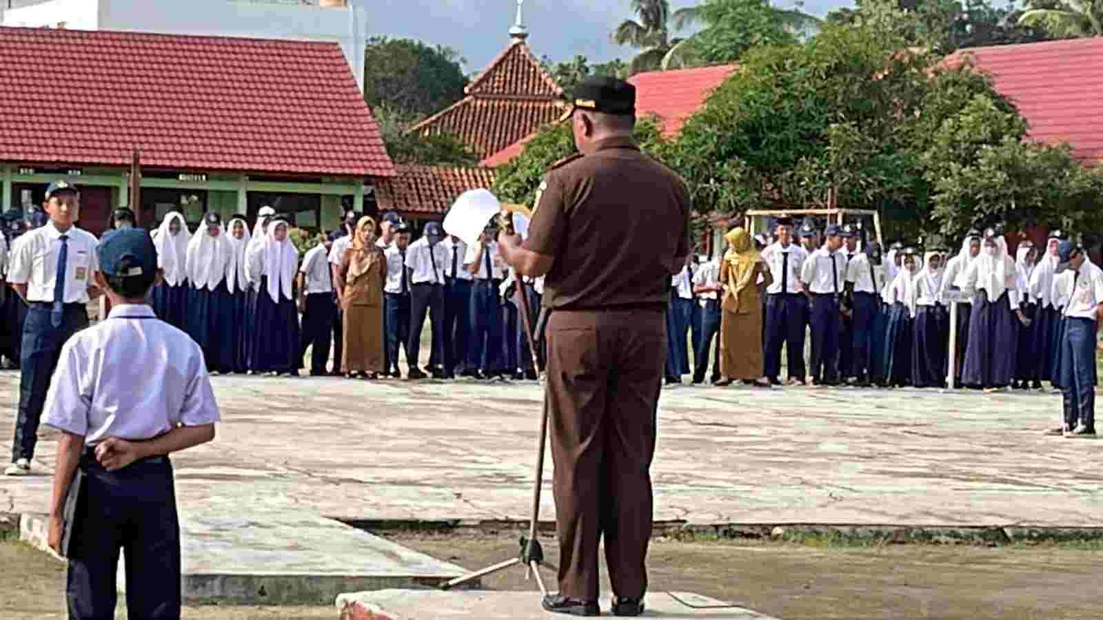 Pembina Upacara Disekolah, Kejari Tegaskan Kesejahteraan dan Perlindungan Anak Tanggungjawab Bersama Pembina Upacara Disekolah, Kejari Tegaskan Kesejahteraan dan Perlindungan Anak Tanggungjawab Bersama