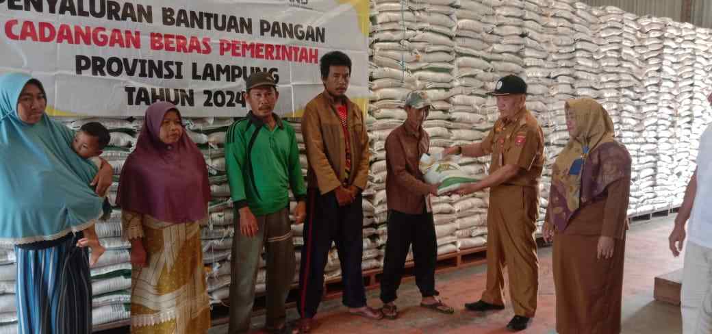 Pemkab Lampung Barat Salurkan Bantuan Beras CPP kepada 33.998 KPM Pemkab Lampung Barat Salurkan Bantuan Beras CPP kepada 33.998 KPM