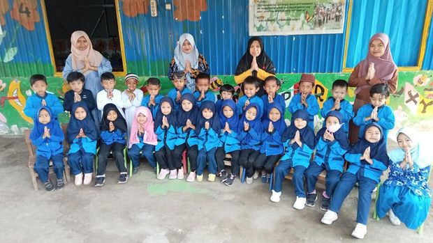 Bripka Syamsuddin Potong Gaji-Gadai Rumah demi Bangun TK-SD Gratis di Ruteng Bripka Syamsuddin Potong Gaji-Gadai Rumah demi Bangun TK-SD Gratis di Ruteng