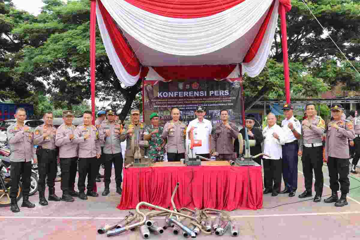 Petugas Satlantas Polres Pringsewu Musnahkan 153 Unit Knalpot Brong Petugas Satlantas Polres Pringsewu Musnahkan 153 Unit Knalpot Brong