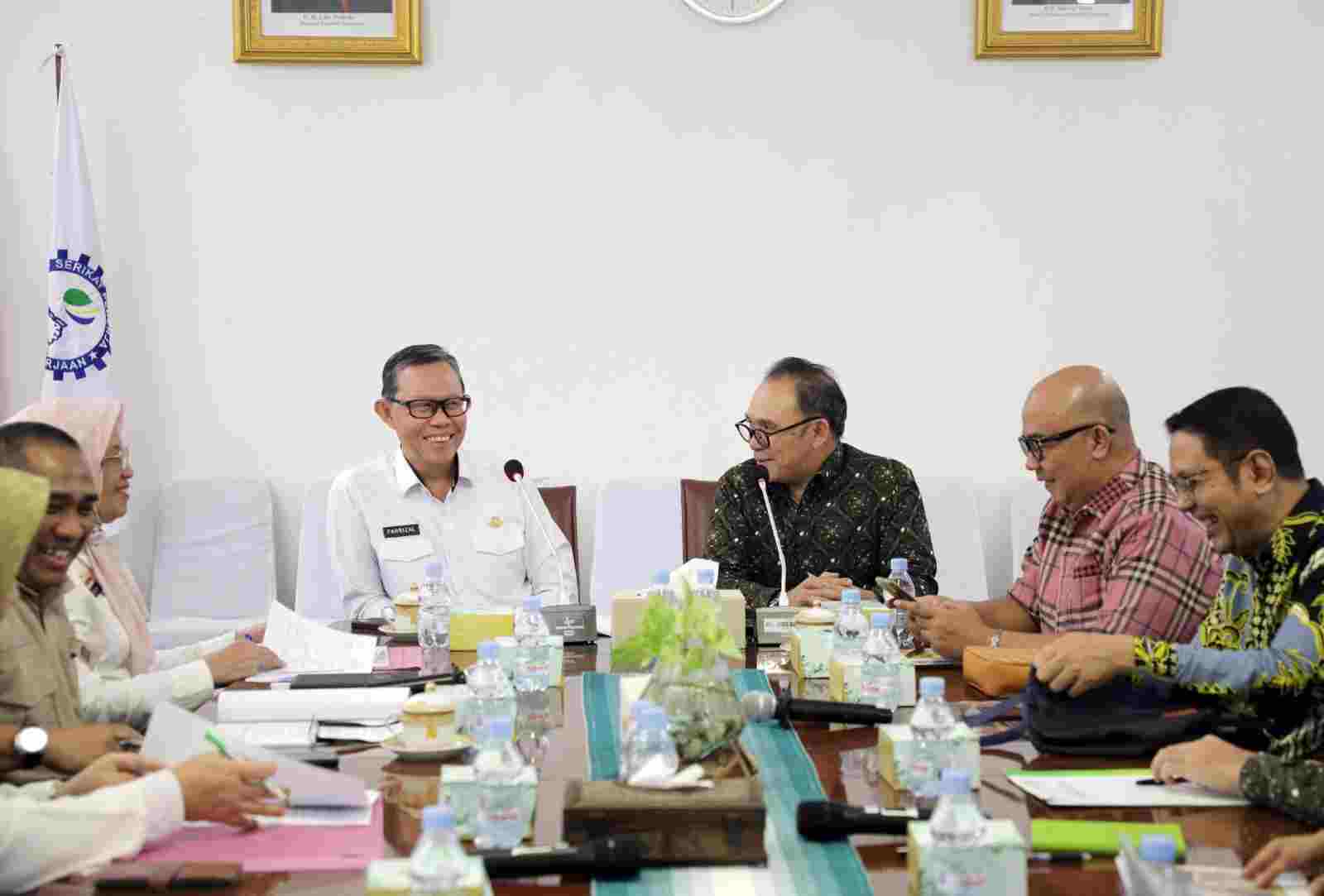 Sekdaprov Fahrizal Pimpin Rapat Persiapan Pemberian Penghargaan Paritrana Award 2023 Sekdaprov Fahrizal Pimpin Rapat Persiapan Pemberian Penghargaan Paritrana Award 2023