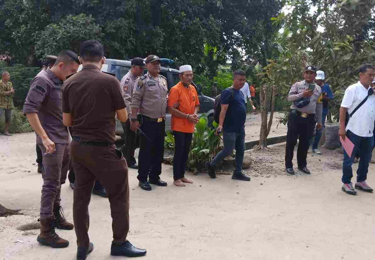 Pengawalan Ketat, Rekon Kasus Pembunuhan di Desa Cempedak Lobang Lancar dan Kondusif Pengawalan Ketat, Rekon Kasus Pembunuhan di Desa Cempedak Lobang Lancar dan Kondusif
