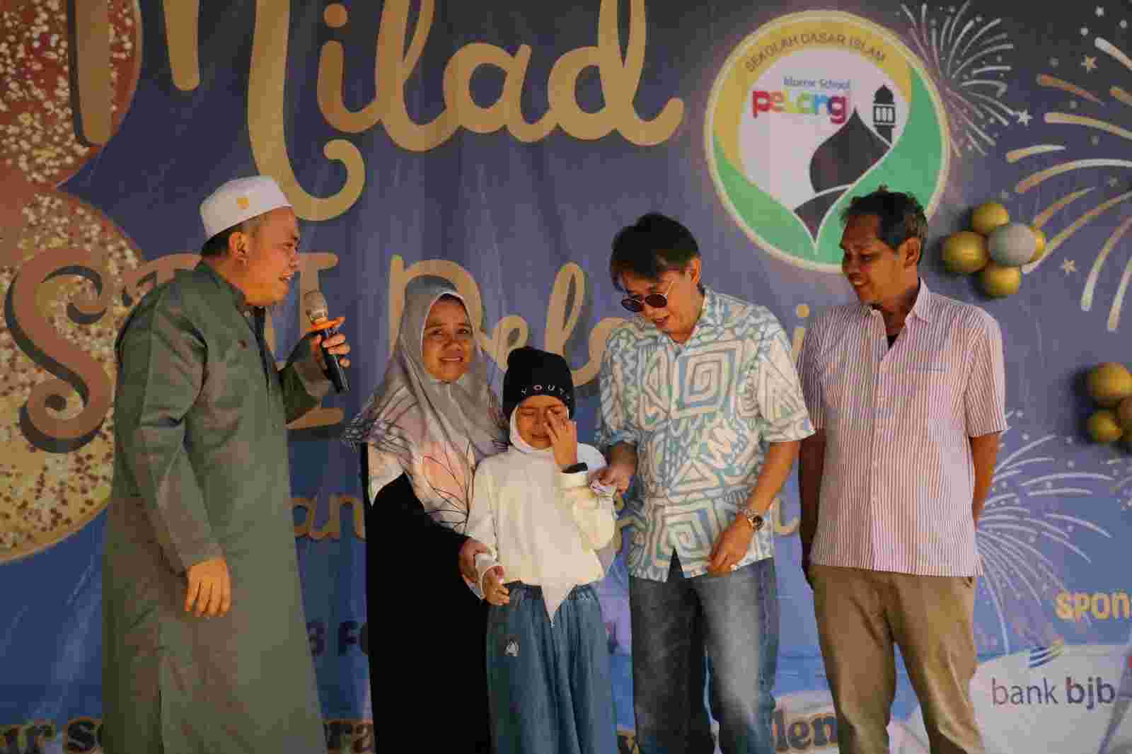 Merdu Membaca Al-Qur’an, Ketua dan Sekretaris Yayasan Alfian Husin Berikan Hadiah ke Murid SDI Pelangi Merdu Membaca Al-Qur’an, Ketua dan Sekretaris Yayasan Alfian Husin Berikan Hadiah ke Murid SDI Pelangi