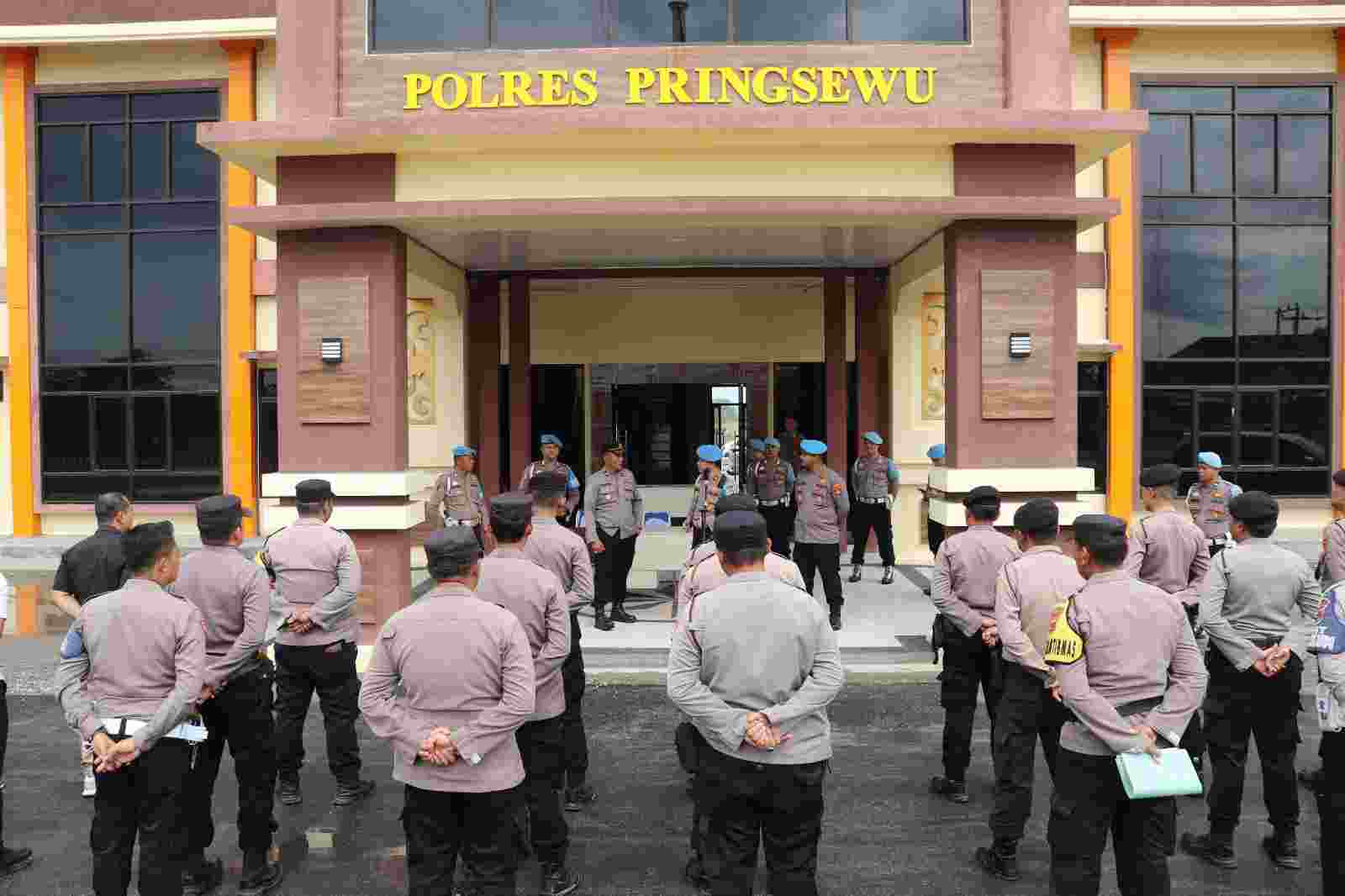 Ratusan Polisi Disiagakan Amankan Kampanye Akbar Relawan Prabowo-Gibran Ratusan Polisi Disiagakan Amankan Kampanye Akbar Relawan Prabowo-Gibran